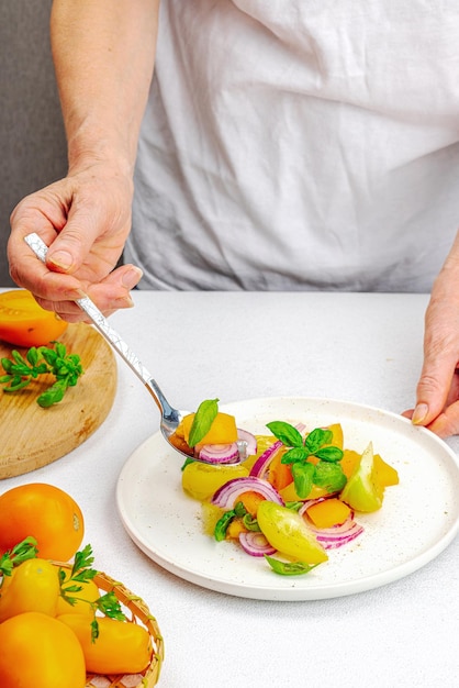 Kucharz przygotowujący potrawę